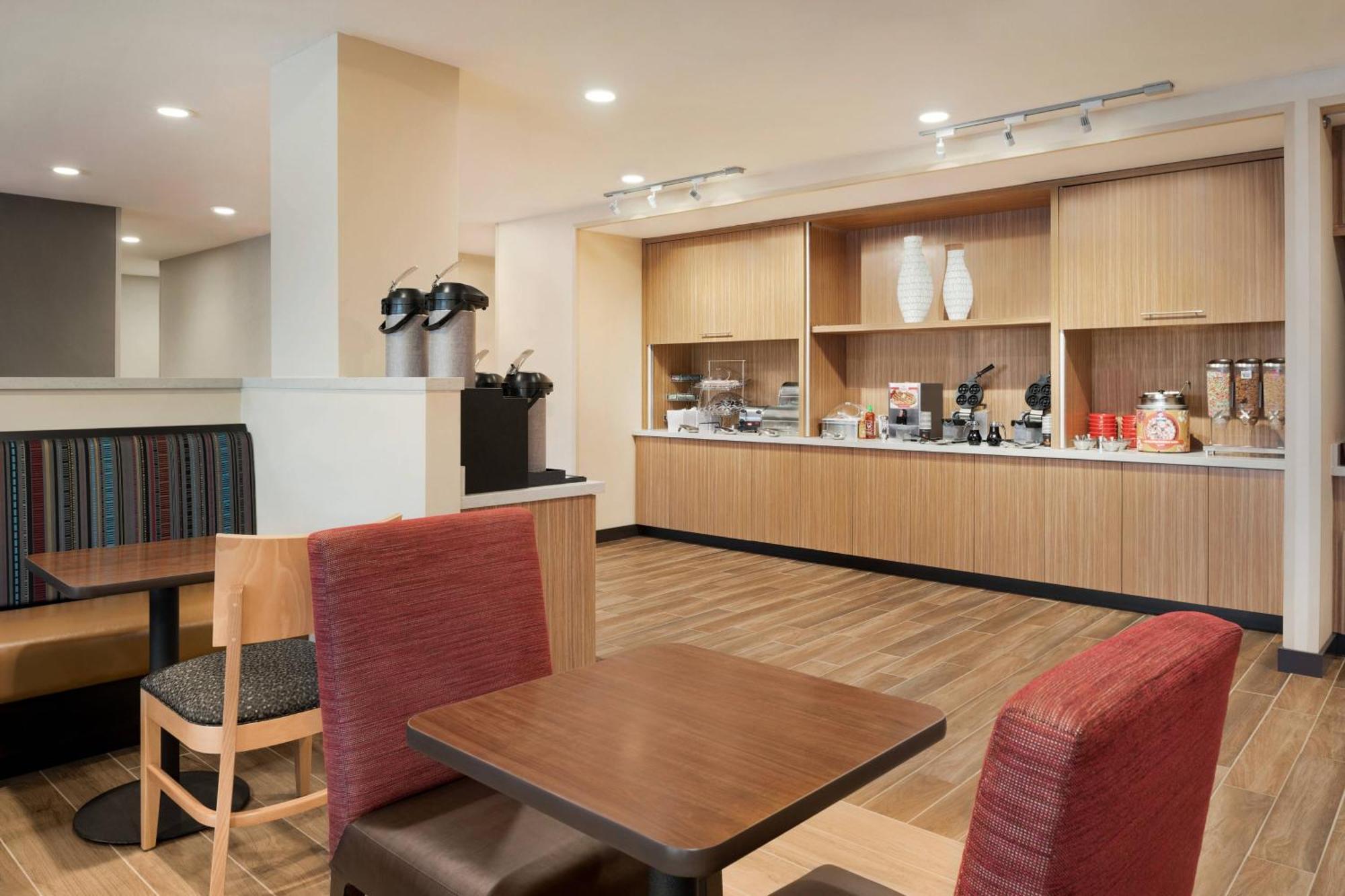 Towneplace Suites By Marriott Dubuque Downtown Exterior photo