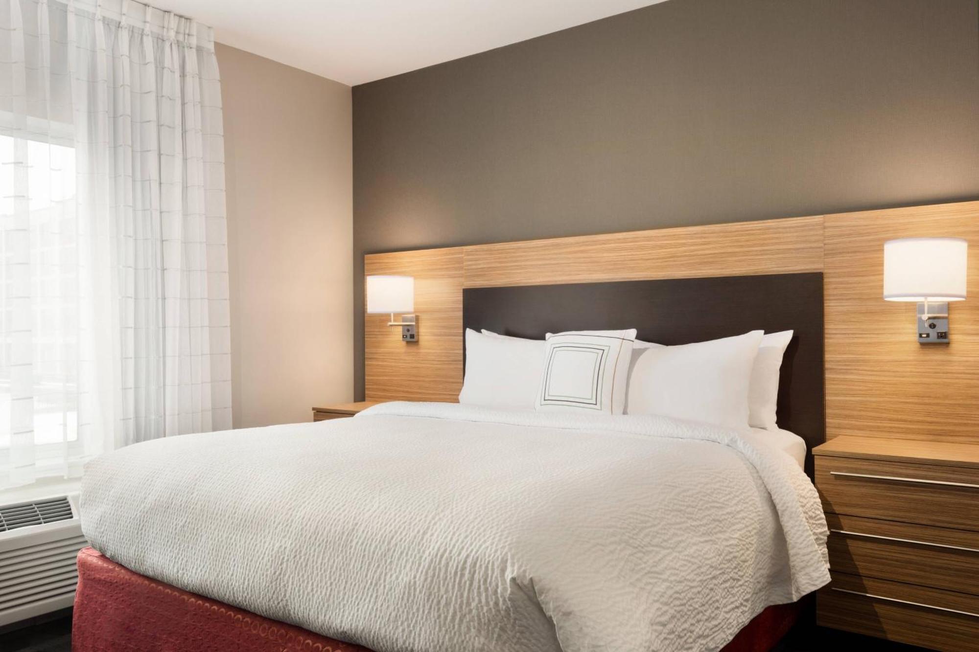 Towneplace Suites By Marriott Dubuque Downtown Exterior photo