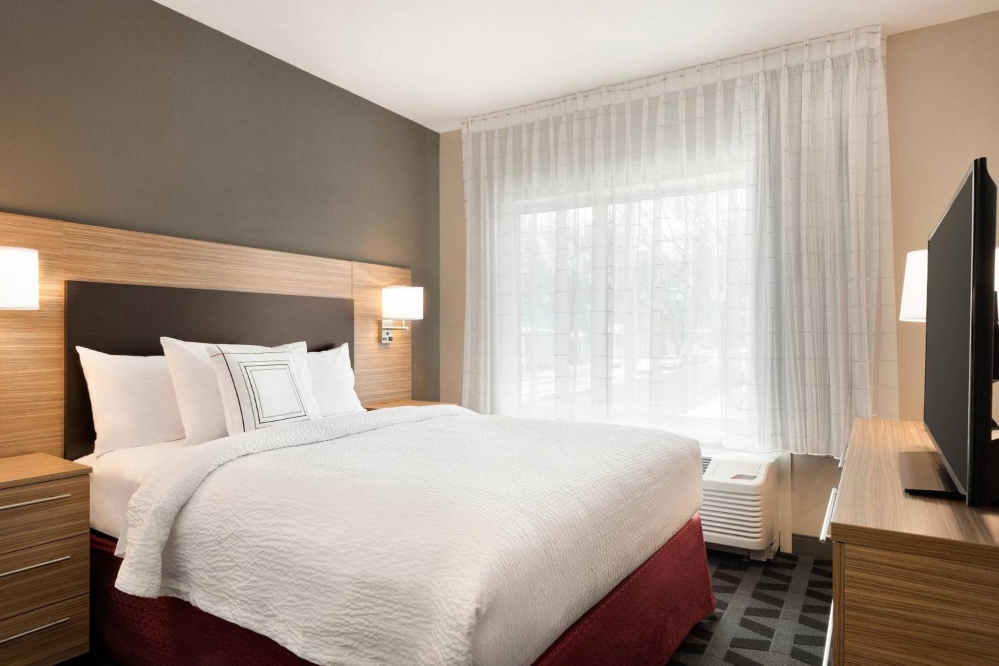 Towneplace Suites By Marriott Dubuque Downtown Exterior photo