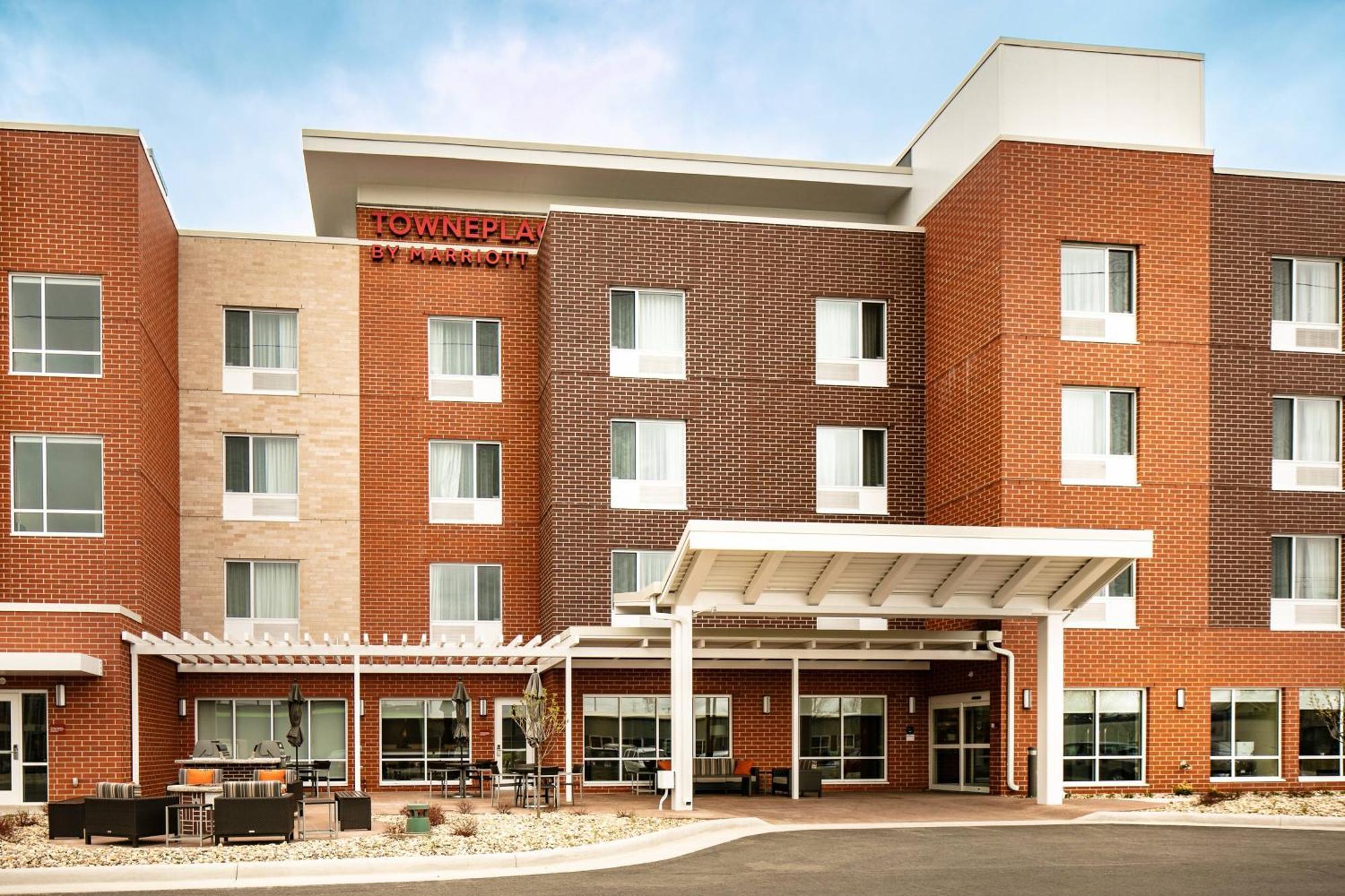 Towneplace Suites By Marriott Dubuque Downtown Exterior photo
